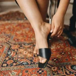 right left itching feet meaning symbolism knee pain spiritual meaning